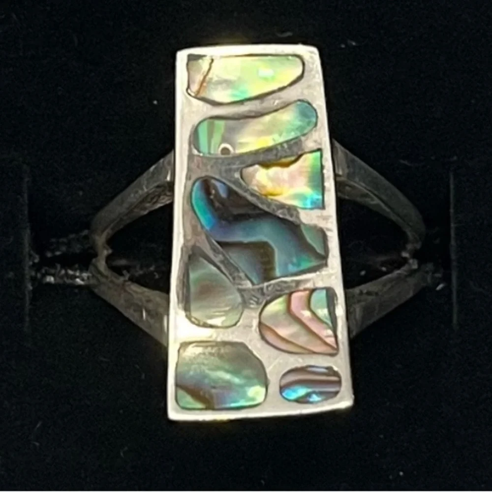 Sterling silver mother of pearl ring. Size 7.25 - Picture 3 of 10